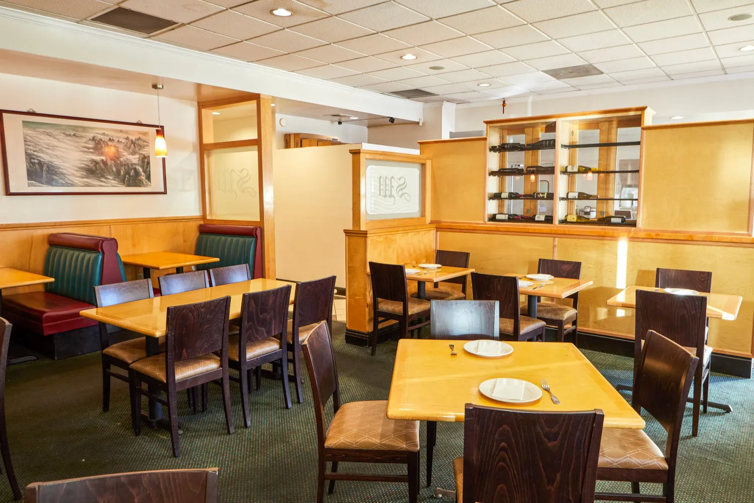 restaurant interior at Super Wok Chinese Restaurant in Tarzana restaurant interior at Super Wok Chinese Restaurant in Tarzana